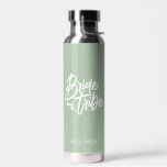 Bouteille D'eau Sage Green Calligraphie Mariée Tribe Bachelorette<br><div class="desc">Cette simple et élégante bouteille d'eau verte sauge avec nom personnalisé peut faire cadeau parfait de bachelorette! Personnalisez-le facilement avec votre nom. Vous pouvez également changer de couleur arrière - plan,  il vous suffit de cliquer sur "Modifier à l'aide de l'outil de conception".</div>