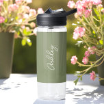 Bouteille D'eau Sage Green Calligraphy Nom de l'écriture manuscrit<br><div class="desc">Sage Green Bouteille d'eau avec option pour ajouter le nom avec un texte de calligraphie magnifique. D'autres produits avec ce design sont dans la collection ci-dessous.</div>