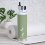 Bouteille D'eau Sage Green Mariage personnalisé Bridesmaid<br><div class="desc">Offrez à votre femme de chambre ou à votre femme de ménage mariage ou honorez avec cette bouteille d'eau isolée à la mode et vide qui porte son nom en blanc, stylisé sur un arrière - plan de couleur verte sage conçu pour correspondre à votre schéma de couleurs mariages. Personnalisez...</div>