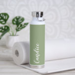 Bouteille D'eau Sage Green Mariage personnalisé Bridesmaid<br><div class="desc">Offrez à votre femme de chambre ou à votre femme de ménage mariage ou honorez avec cette bouteille d'eau isolée à la mode et vide qui porte son nom en blanc, stylisé sur un arrière - plan de couleur verte sage conçu pour correspondre à votre schéma de couleurs mariages. Personnalisez...</div>