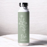 Bouteille D'eau Sage Green Mariée Main Scripté Nom Floral<br><div class="desc">Célébrez en style avec notre nom Scripté main Bachelorette de la fête de la nuptiale Tumbler à vin thermique. Doté d'un design élégant et personnalisé, ce tourbillon est parfait pour garder les boissons à la température idéale pendant vos festivités nuptiales. Conçu à partir de matériaux isolants de haute qualité, il...</div>
