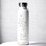 Bouteille D'eau Sage Green Mariée Main Scripté Nom Floral<br><div class="desc">Célébrez en style avec notre nom Scripté main Bachelorette de la fête de la nuptiale Tumbler à vin thermique. Doté d'un design élégant et personnalisé, ce tourbillon est parfait pour garder les boissons à la température idéale pendant vos festivités nuptiales. Conçu à partir de matériaux isolants de haute qualité, il...</div>