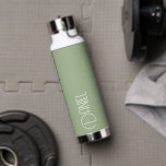 Bouteille D'eau Sage Green Typographie moderne Personnalisée<br><div class="desc">Bouteille d'eau tendance, isolée sous vide, avec nom personnalisé en blanc, typographie moderne sur un arrière - plan tendance, couleur vert sauge. Personnalisez la bouteille en modifiant le nom et en remplaçant le nom par le vôtre. Parfait pour un cadeau d'anniversaire, cadeau de marionnettiste mariage, etc. Sélectionnez votre style de...</div>