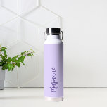 Bouteille D'eau Script de nom personnalisé Lavender<br><div class="desc">Violet,  couleur lavande comme arrière - plan. Personnalisez et ajoutez votre nom. Script de style manuscrit de couleur violette.</div>