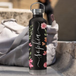 Bouteille D'eau Script floral à l'aquarelle chic personnalisé<br><div class="desc">Offrez-vous ou une personne spéciale avec notre Chic Watercolor Floral Designer Bouteille d'Eau Noire Personnalisée! Cette bouteille élégante et pratique est parfaite pour un usage quotidien. Orné d'une belle aquarelle design florale de Lorena Depante, il ajoute une touche d'élégance à votre routine d'hydratation. Personnalisez-le avec votre nom ou un message...</div>