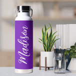Bouteille D'eau Script manuscrit blanc mou personnalisé<br><div class="desc">Une mignonne bouteille d'eau violette avec monogramme blanc pour une fille ou un gars qui aime les cadeaux simples,  écrits à la main. Beau script cursif sur le flanc de votre bouteille qui épelle votre nom.</div>