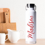 Bouteille D'eau Script manuscrit Nom rouge en gras personnalisé<br><div class="desc">Une bouteille d'eau monogramme personnalisée en rouge gras pour une fille ou un gars qui aime les cadeaux simples et écrits à la main. Beau script cursif sur le flanc de votre bouteille qui épelle votre nom.</div>