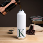 Bouteille D'eau Script moderne Emerald Green Monogram<br><div class="desc">Monogramme vert Emerald moderne Personnaliser avec votre initiale et votre nom</div>