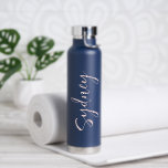 Bouteille D'eau Script rose vif moderne minimaliste Nom personnali<br><div class="desc">Belle bouteille d'eau de nom de script personnalisé et élégant. Le design se compose d'un design minimaliste et moderne avec un nom personnalisé en calligraphie de script moderne et élégant.</div>