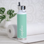 Bouteille D'eau Seafoam Mariage personnalisé Bridesmaid<br><div class="desc">Offrez votre femme de chambre mariage avec cette bouteille d'eau isolée à la mode et sous vide qui porte son nom en blanc, stylisé sur un arrière - plan couleur de la mer conçu pour correspondre à votre schéma de couleurs mariage. Personnalisez la bouteille en modifiant et en remplaçant le...</div>