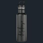 Bouteille D'eau Signature moderne Nom noir sur noir Personnalisé<br><div class="desc">Bouteille d'eau monochrome noir sur noir unique et sobre,  avec un simple nom monogramme de signature personnalisée et tendance,  vous pouvez éditer à n'importe quelle police ou couleur pour concevoir une bouteille d'eau métallique élégante qui semble superbe au bureau ou à l'école en noir classique et chic.</div>