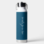 Bouteille D'eau Simple bleu<br><div class="desc">Un design simple et élégant monogramme personnalisé avec une typographie manuscrite minimaliste moderne associée à une typographie en bloc en blanc sur un élégant arrière - plan bleu pastel. Le nom monogramme peut être facilement personnalisé pour rendre un design aussi unique que vous êtes! Le cadeau ou accessoire parfaitement personnel...</div>
