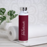 Bouteille D'eau Simple Burgundy Nom Élégant Script Moderne<br><div class="desc">Bouteille d'eau bordeaux moderne avec un design simple et minimaliste avec votre nom dans un script élégant. Un design mignon parfait pour une petite fille.</div>