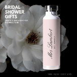 Bouteille D'eau Simple Elegant Joli Blush Pink Gift Mariée à être<br><div class="desc">Un cadeau parfait pour un wedding shower ou un nuptial, cette bouteille d'eau simple et élégante est un cadeau unique et réfléchi. Avec un arrière - plan rose pâle et son nom futur et son année de mariage. Un cadeau idéal pour que la mariée soit à une douche nuptiale ou...</div>