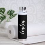 Bouteille D'eau Simple élégant noir moderne<br><div class="desc">Bouteille d'eau noire moderne avec un design simple et minimaliste avec votre nom dans un script élégant. Un design mignon parfait pour une petite fille.</div>