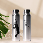 Bouteille D'eau Simple Joueur de tennis Silhouette Personnalisé<br><div class="desc">Le design comprend un joueur masculin et votre nom à l'arrière de la bouteille ainsi qu'une icône de raquette de tennis en noir. Idées cadeaux à vos amis et votre famille.</div>
