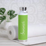 Bouteille D'eau Simple Neon Lime Green Nom Élégant Script Moderne<br><div class="desc">Bouteille d'eau verte en citron clair de style moderne avec un design simple et minimaliste avec votre nom dans un script élégant. Un design mignon parfait pour une petite fille.</div>