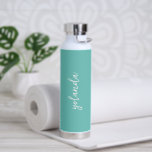 Bouteille D'eau Simple Nom élégant Turquoise Vert Turquoise Modern<br><div class="desc">Bouteille d'eau moderne avec un design simple et minimaliste avec votre nom dans un script élégant sur un arrière - plan turquoise / turquoise. Un design mignon parfait pour une petite fille.</div>
