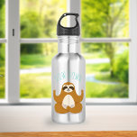 Bouteille D'eau Sloth in Lotus Yoga Pose "Ralentir"<br><div class="desc">Illustration amusante d'un mignon paresseux tenant une pose de lotus yoga et les mots "Ralentir" en police manuscrite.</div>