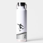 Bouteille D'eau Snowboard Monogram Silver Snowboard<br><div class="desc">Cette conception peut être personnalisée dans la zone fournie en modifiant la photo et/ou le texte. Vous pouvez également le customiser en cliquant sur Personnaliser ce Modèle, puis en choisissant l'option cliquer pour customiser et supprimer ou modifier la couleur de l'arrière - plan, ajouter du texte, modifier la couleur ou...</div>