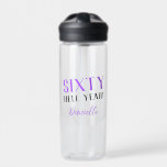 Bouteille D'eau SOIXANTE ENFER OUI ! Personnalisé Funny 60e annive<br><div class="desc">Faites soixante inoubliables avec cette bouteille d'eau "SIXTY HELL YEAH!" audacieuse et personnalisée, avec des lettres violettes éclatantes et noires classiques. C’est le cadeau idéal pour toute personne qui touche le grand 6-0 avec confiance et classe. Personnalisable avec un nom, cette bouteille élégante est idéale pour les fêtes d'anniversaire, les...</div>