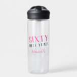 Bouteille D'eau SOIXANTE ENFER OUI ! Personnalisé Funny 60e annive<br><div class="desc">Célébrez vos soixante ans avec un air féroce ! Cette "SIXTY HELL YEAH !" bouteille d'eau personnalisée en gras rose et noir classique dit fort — soixante est quelque chose à encourager. Que ce soit pour les séances d’entraînement, l’hydratation de fête d’anniversaire ou le style quotidien, cette bouteille est le...</div>