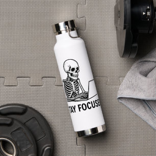 Bouteille D'eau Squelette sur ordinateur portable - Restez concent
