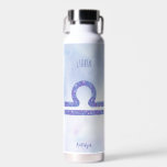 Bouteille D'eau Symbole d'astrologie de Libra Purple Personnalisé<br><div class="desc">Cette jolie bouteille d'eau personnalisée en violet et lavande Libra présente votre signe astrologique du Zodiac dans une belle étincelle comme les constellations. Customisez ce cadeau d'astrologie mignon avec votre nom en écriture cursive pour quelqu'un qui a un anniversaire fin septembre ou début octobre.</div>