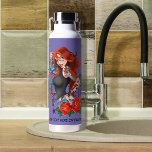 Bouteille D'eau Tatouages de femme rousse<br><div class="desc">Une femme aux cheveux rouges portant un débardeur gris et un jean bleu denim. Elle a deux manches à bras pleins de tatouages. Tout dessiné dans une bande dessinée nouveau style scolaire.</div>