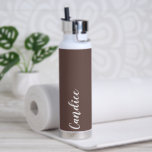 Bouteille D'eau Taupe Mariage personnalisé Bridesmaid<br><div class="desc">Offrez à votre femme de chambre ou à votre femme d'honneur mariage cette bouteille d'eau isolée à la mode et sous vide qui porte son nom en blanc stylisé sur un arrière - plan couleur taupe conçu pour correspondre à votre schéma de couleurs mariages. Personnalisez la bouteille en modifiant et...</div>