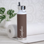 Bouteille D'eau Taupe Mariage personnalisé Bridesmaid<br><div class="desc">Offrez à votre femme de chambre ou à votre femme d'honneur mariage cette bouteille d'eau isolée à la mode et sous vide qui porte son nom en blanc stylisé sur un arrière - plan couleur taupe conçu pour correspondre à votre schéma de couleurs mariages. Personnalisez la bouteille en modifiant et...</div>