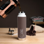 Bouteille D'eau Taupe Moderne Typographie Personnalisée<br><div class="desc">Bouteille d'eau tendance, isolée sous vide, avec nom personnalisé en blanc, typographie moderne sur un arrière - plan taupe. Personnalisez la bouteille en modifiant le nom et en remplaçant le nom par le vôtre. Parfait pour un cadeau d'anniversaire, cadeau de marionnettiste mariage, etc. Sélectionnez votre style de bouteille d'eau. Sélectionnez...</div>