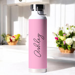 Bouteille D'eau Texte manuscrit rose élégant<br><div class="desc">Bouteille d'eau rose élégant avec option pour ajouter le nom avec un texte de calligraphie magnifique. D'autres produits avec ce design sont dans la collection ci-dessous.</div>