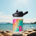 Bouteille D'eau Tie Dye Motif Hot rose orange orange Turquoise nom<br><div class="desc">Un design audacieux et coloré avec des tons de rose chaud, d'orange et de bleu aqua reconnaissants avec un bloc de couleur amusant pour ajouter votre nom ou n'importe quel texte. Le motif de teinture à cravate fou a une variété de couleurs. Vous pouvez ajouter un nom, un monogramme ou...</div>