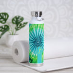 Bouteille D'eau Tie Dye Motif Lime Aqua Turquoise - nom personnali<br><div class="desc">Un design audacieux et coloré avec des tons colorés de chaux et de bleu aqua avec un bloc de couleur amusant pour ajouter votre nom ou n'importe quel texte. Le motif de teinture à cravate fou a une variété de couleurs. Vous pouvez ajouter un nom, un monogramme ou un autre...</div>