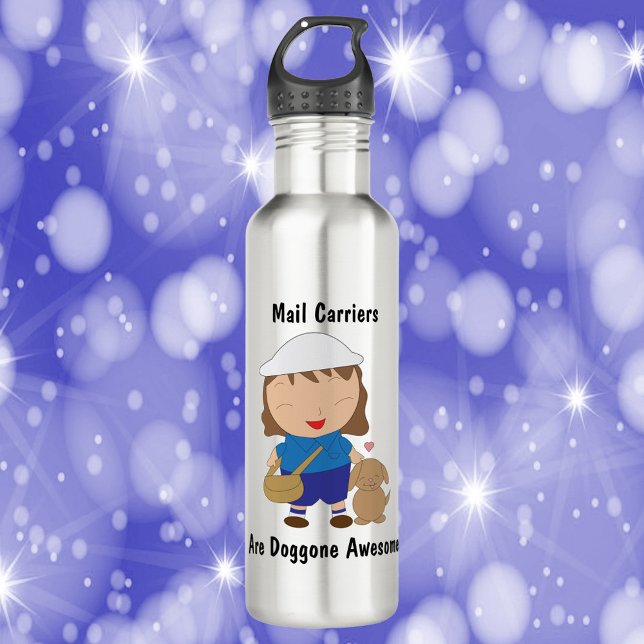 Bouteille D'eau Transporteur de courrier Female Doggone Awesome (A water bottle featuring a female postal worker with a dog & says, Mail Carriers Are Doggone Awesome)