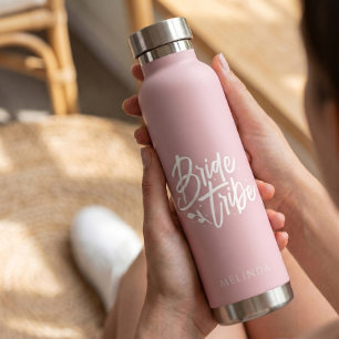 Bouteille D'eau Tribu de mariée calligraphie rose poussiéreuse Ent