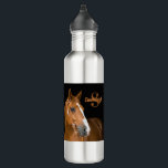 Bouteille D'eau Trimestre Brown Cheval Noir Monogramme Nom initial<br><div class="desc">Bouteille d'eau en acier inoxydable avec photo d'un quart de cheval brun avec un blaze blanc sur un arrière - plan noir. Personnalisez avec votre monogramme/initiale et votre nom. Contactez-nous pour obtenir de l'aide sur la personnalisation ou pour demander des produits correspondants ou coordonnés.</div>
