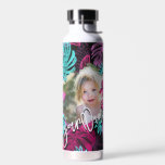 Bouteille D'eau Tropical Cool | Photo personnalisée et texte de sc<br><div class="desc">Créez votre propre flacon d'eau photo et texte personnalisé avec ce modèle moderne et branché avec votre photo personnalisée, un texte de calligraphie moderne où vous pouvez ajouter une citation motivante, le nom des enfants ou tout texte personnalisé, et un arrière - plan feuille hawaïen cool en noir, rose et...</div>