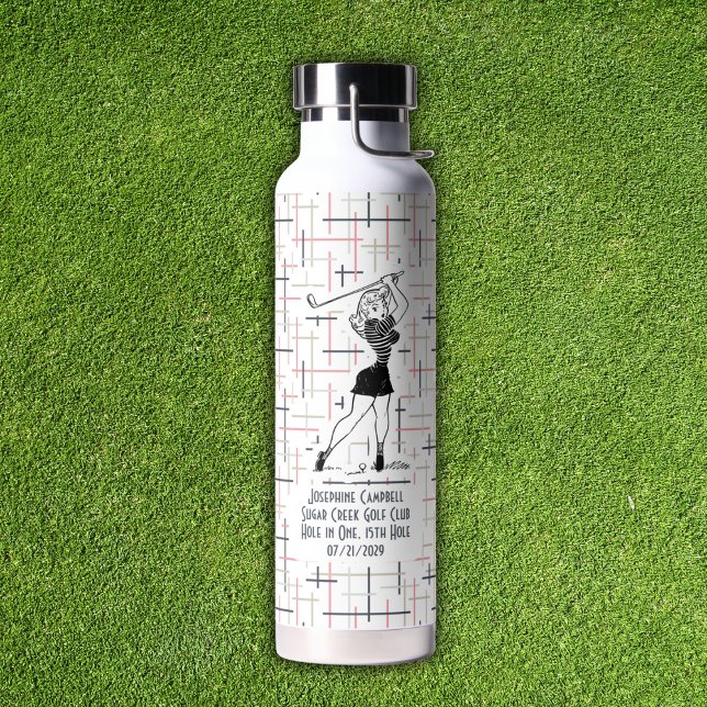 Bouteille D'eau Trou rétro en un Golf Girl Rose Personnalisé (Personalize a water bottle to celebrate a hole-in-one with all the details.)