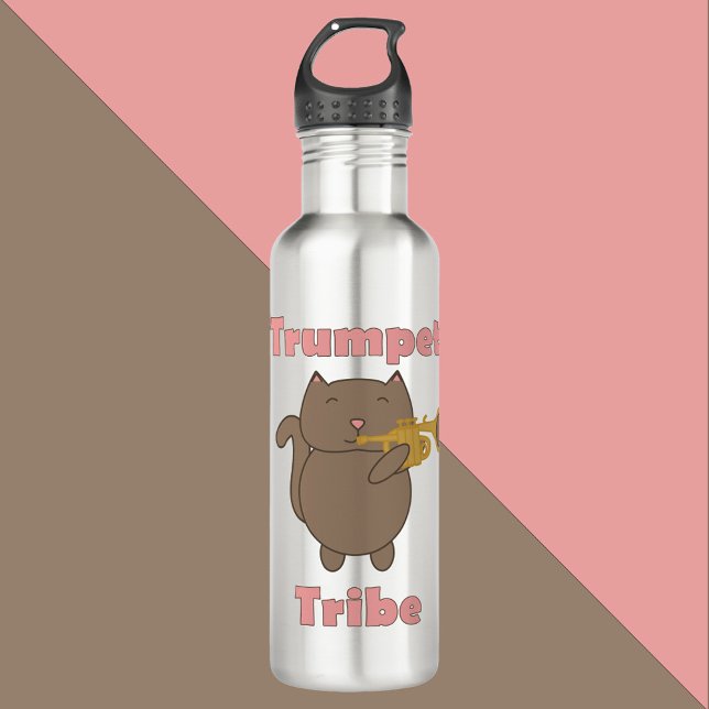 Bouteille D'eau Trumpet Tribe Cute Cartoon Cat Musical Animal (A water bottle with a cute brown cat playing the trumpet with the words trumpet tribe in pink.)
