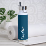 Bouteille D'eau Turquoise bleu Mariage personnalisé Bridesmaid<br><div class="desc">Offrez à votre femme de chambre ou à votre femme d'honneur mariage cette bouteille d'eau isolée à la mode et sous vide qui porte son nom en blanc stylisé sur un arrière - plan de couleur bleue turquoise conçu pour correspondre à votre schéma de couleurs mariage. Personnalisez la bouteille en...</div>