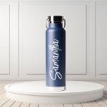 Bouteille D'eau Type de script de nom personnalisé Simple<br><div class="desc">Cette conception peut être personnalisée dans la zone fournie en modifiant la photo et/ou le texte. Vous pouvez également le customiser en cliquant sur Personnaliser ce Modèle, puis en choisissant l'option cliquer pour customiser et supprimer ou modifier la couleur de l'arrière - plan, ajouter du texte, modifier la couleur ou...</div>