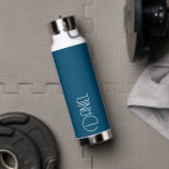 Bouteille D'eau Typographie moderne bleu turquoise Personnalisé<br><div class="desc">Bouteille d'eau isolée branchée sous vide, avec nom personnalisé en blanc, typographie moderne sur un arrière - plan bleu turquoise. Personnalisez la bouteille en modifiant et en remplaçant le nom par le vôtre. Parfait pour un cadeau d'anniversaire, cadeau de marionnettiste mariage, etc. Sélectionnez votre style de bouteille d'eau. Sélectionnez votre...</div>