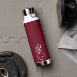 Bouteille D'eau Typographie moderne de Bourgogne Personnalisée<br><div class="desc">Bouteille d'eau isolée branchée sous vide qui porte un nom personnalisé en typographie blanche et moderne sur un arrière - plan de couleur bordeaux et tendance. Personnalisez la bouteille en modifiant le nom et en remplaçant le nom par le vôtre. Parfait pour un cadeau d'anniversaire, cadeau de marionnettiste mariage, etc....</div>