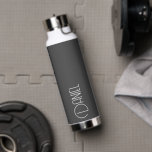 Bouteille D'eau Typographie moderne gris foncé Personnalisée<br><div class="desc">Bouteille d'eau tendance, isolée sous vide, avec nom personnalisé en blanc, typographie moderne sur un arrière - plan gris foncé. Personnalisez la bouteille en modifiant et en remplaçant le nom par le vôtre. Parfait pour un cadeau d'anniversaire, cadeau de marionnettiste mariage, etc. Sélectionnez votre style de bouteille d'eau. Sélectionnez votre...</div>