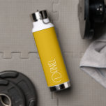 Bouteille D'eau Typographie moderne jaune doré Personnalisée<br><div class="desc">Bouteille d'eau tendance, isolée sous vide, avec nom personnalisé en blanc, typographie moderne sur un arrière - plan de couleur jaune doré. Personnalisez la bouteille en modifiant le nom et en remplaçant le nom par le vôtre. Parfait pour un cadeau d'anniversaire, cadeau de marionnettiste mariage, etc. Sélectionnez votre style de...</div>