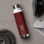 Bouteille D'eau Typographie moderne Maroon Personnalisée<br><div class="desc">Bouteille d'eau isolée branchée et sous vide qui porte un nom personnalisé en typographie blanche et moderne sur un arrière - plan couleur marron. Personnalisez la bouteille en modifiant le nom et en remplaçant le nom par le vôtre. Parfait pour un cadeau d'anniversaire, cadeau de marionnettiste mariage, etc. Sélectionnez votre...</div>