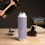 Bouteille D'eau Typographie moderne Mauve Personnalisée<br><div class="desc">Bouteille d'eau tendance, isolée sous vide, avec nom personnalisé en typographie blanche et moderne sur un arrière - plan mauve et tendance. Personnalisez la bouteille en modifiant le nom et en remplaçant le nom par le vôtre. Parfait pour un cadeau d'anniversaire, cadeau de marionnettiste mariage, etc. Sélectionnez votre style de...</div>