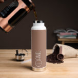 Bouteille D'eau Typographie moderne Mocha Personnalisée<br><div class="desc">Bouteille d'eau tendance, isolée sous vide, avec nom personnalisé en typographie blanche et moderne sur un arrière - plan mocha. Personnalisez la bouteille en modifiant le nom et en remplaçant le nom par le vôtre. Parfait pour un cadeau d'anniversaire, cadeau de marionnettiste mariage, etc. Sélectionnez votre style de bouteille d'eau....</div>